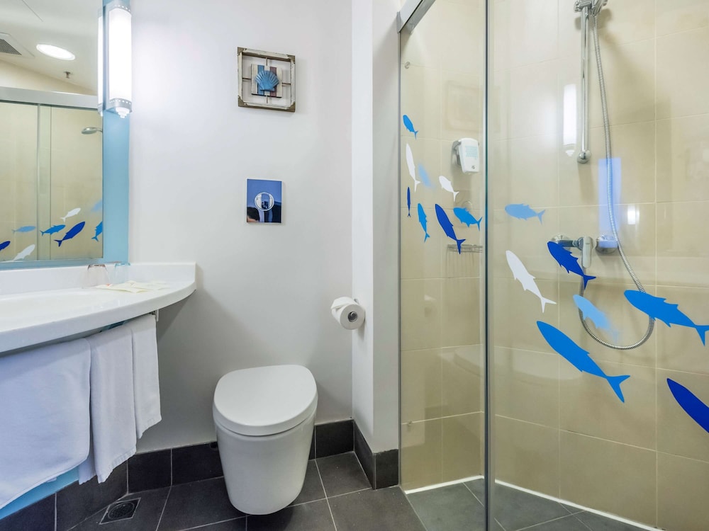 Ibis Hong Kong Central & Sheung Wan Hotel 12/65