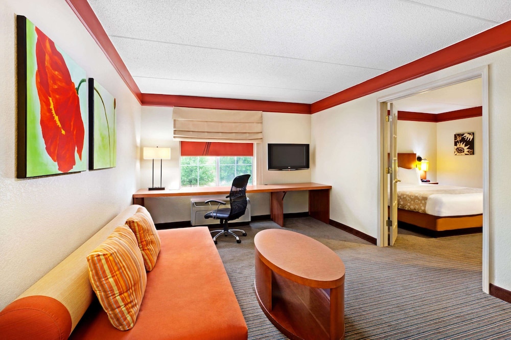 La Quinta Inn & Suites by Wyndham Raleigh Cary 35/44