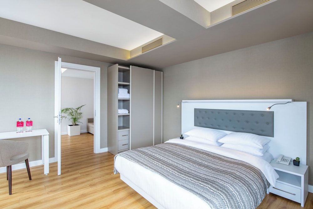 Family Suite, Panorama, 2 Queen Beds, City View, Sofa