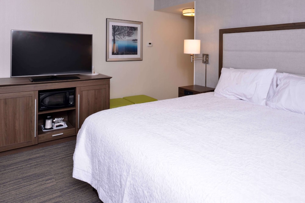 Hampton Inn & Suites Albany/East Greenbush 8/46
