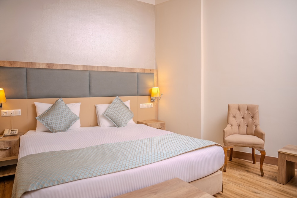 غرفة متصلة بسريرين منفصلين مع أريكة، Mari Suites Hotel 2/10