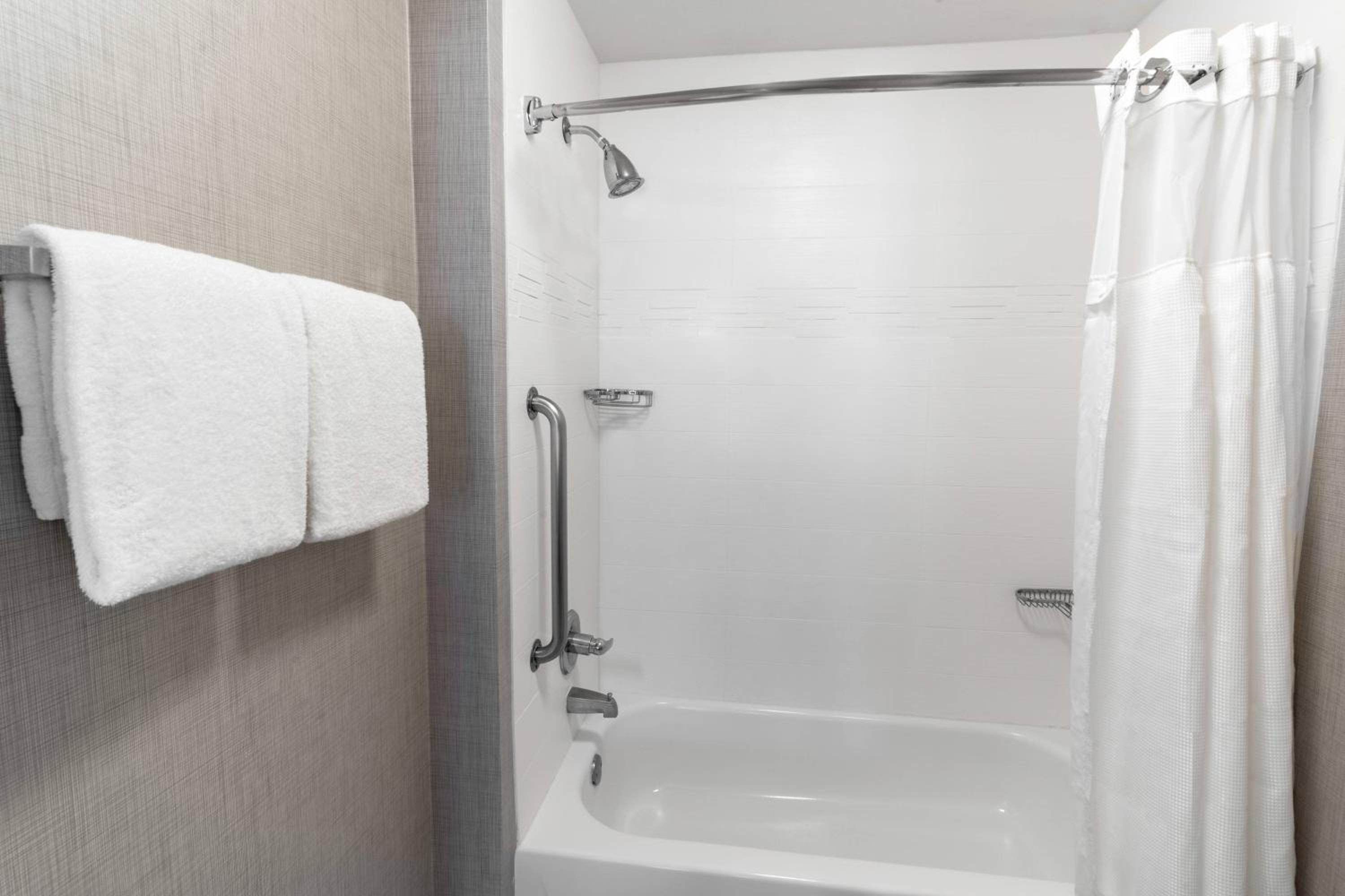 جناح بسرير كوين بغرفة نوم واحدة مع أريكة بحوض استحمام لذوي الإعاقة، Residence Inn Sacramento Rancho Cordova 5/8