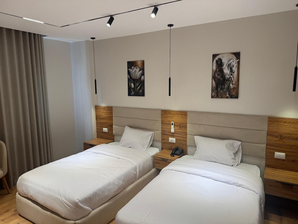 Palacio Pyramids Hotel 24/80