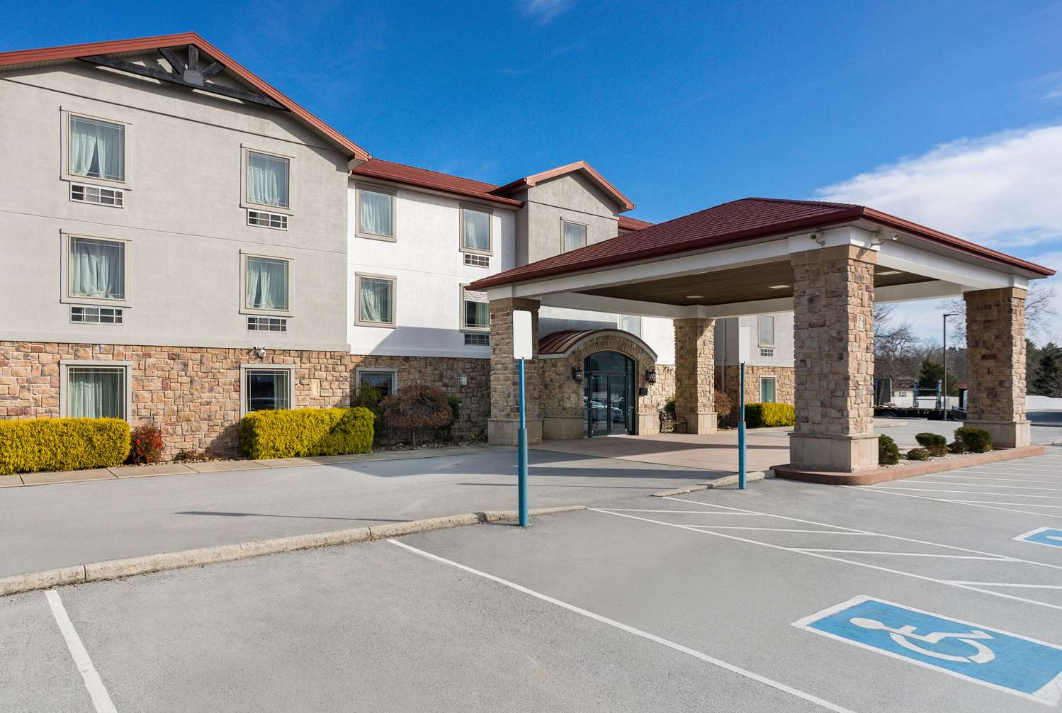 Quality Inn & Suites Monterey I-40 18/21