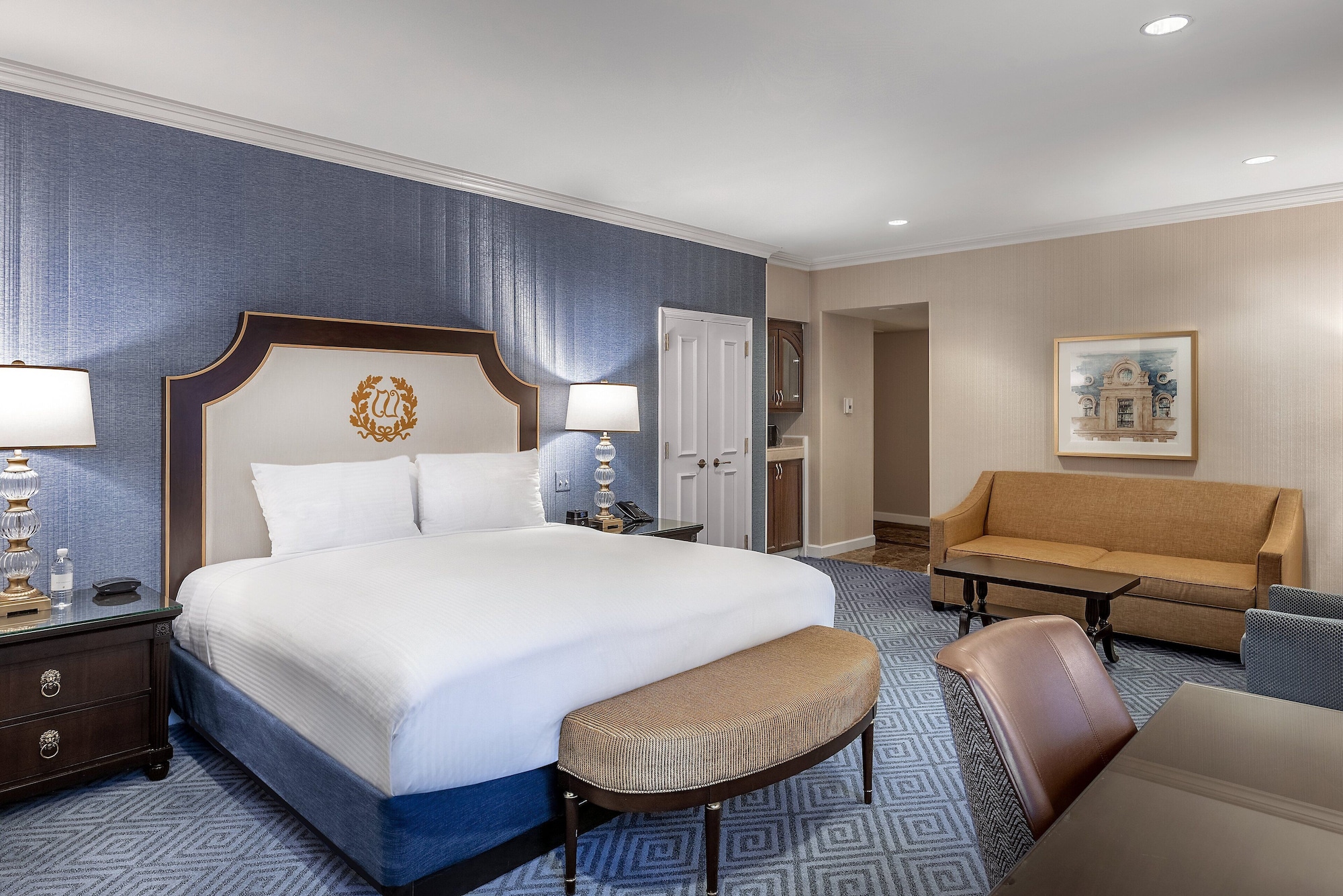 Washington, Junior Suite, King Bed, Statue View