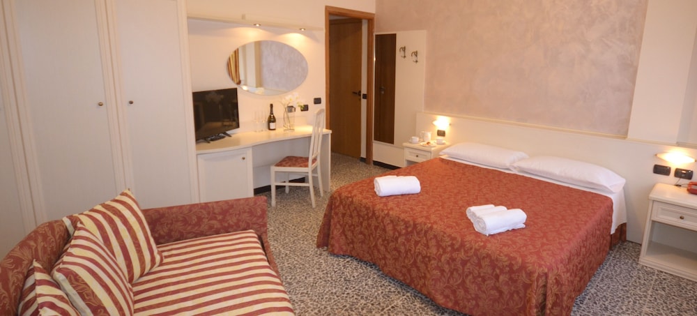 Gold Hotel 12/50