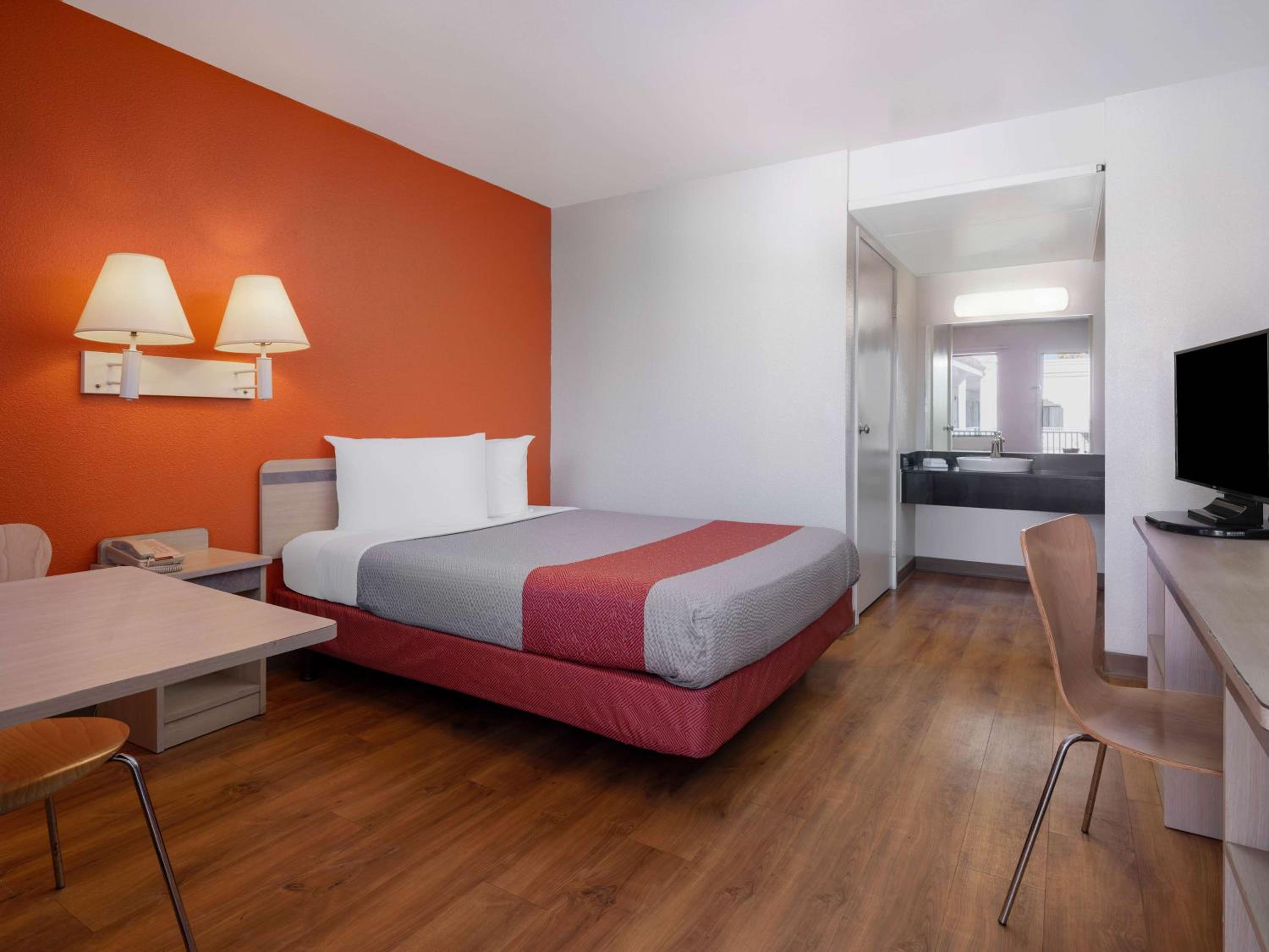 1 Queen Bed ADA/RI Shower/Mini Fridge, Motel6 Oceanside, CA 5/10