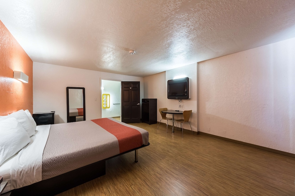 غرفة قياسية بسرير كينج، Motel6 Uvalde, TX 3/10