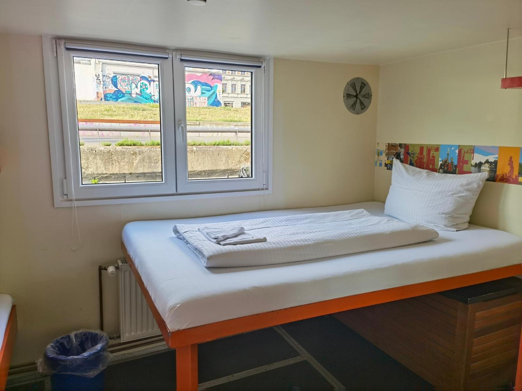 Eastern Comfort Hotel & Hostelboat 14/58
