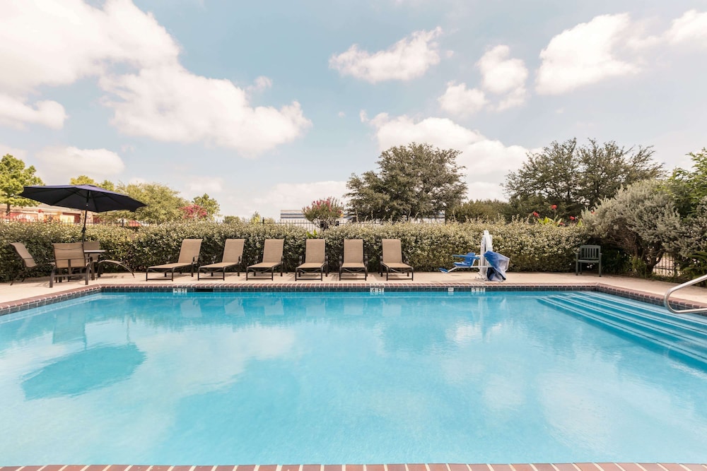Super 8 By Wyndham Grapevine Dfw Airport Northwest 2/36