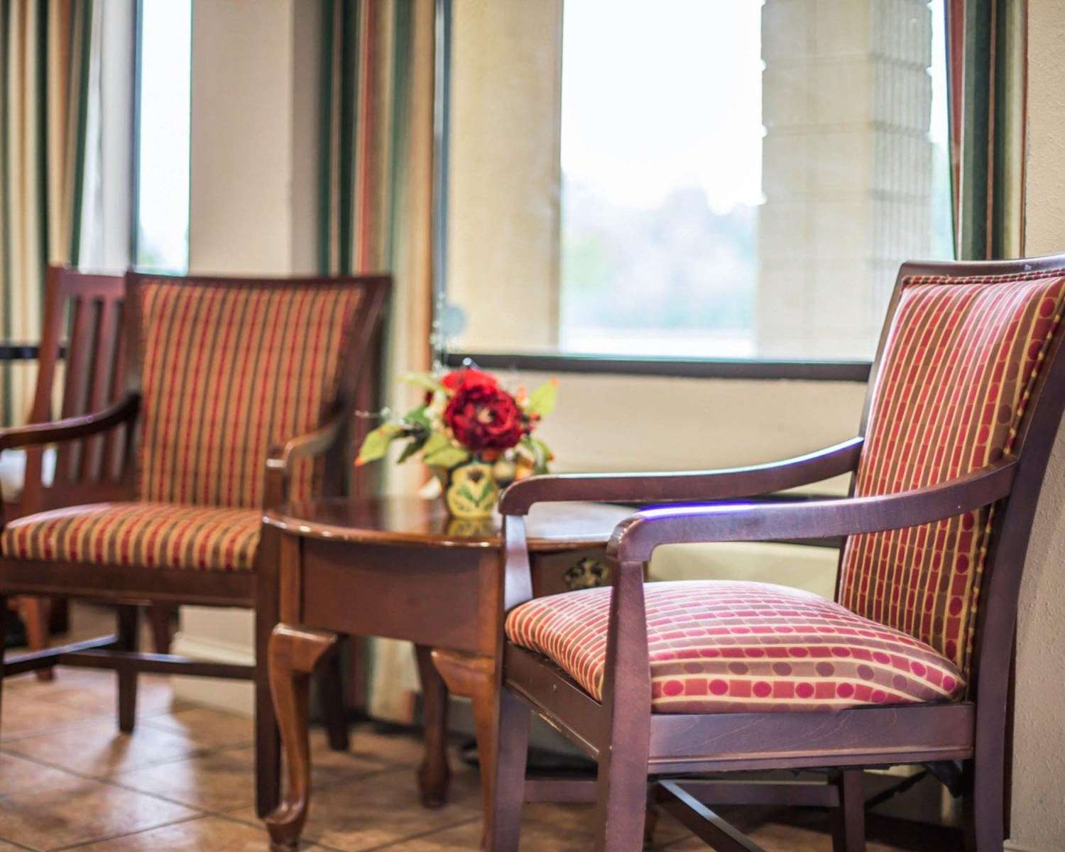 Econo Lodge Inn & Suites at Fort Moore 24/31