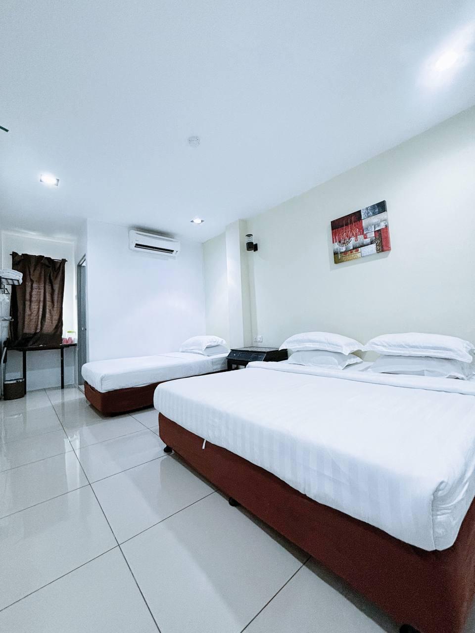 Green Hotel 2/15