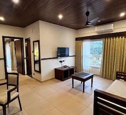 جناح غراند بسرير مزدوج، Mastiff Grand La Villae Resort, Lonavala 2/2
