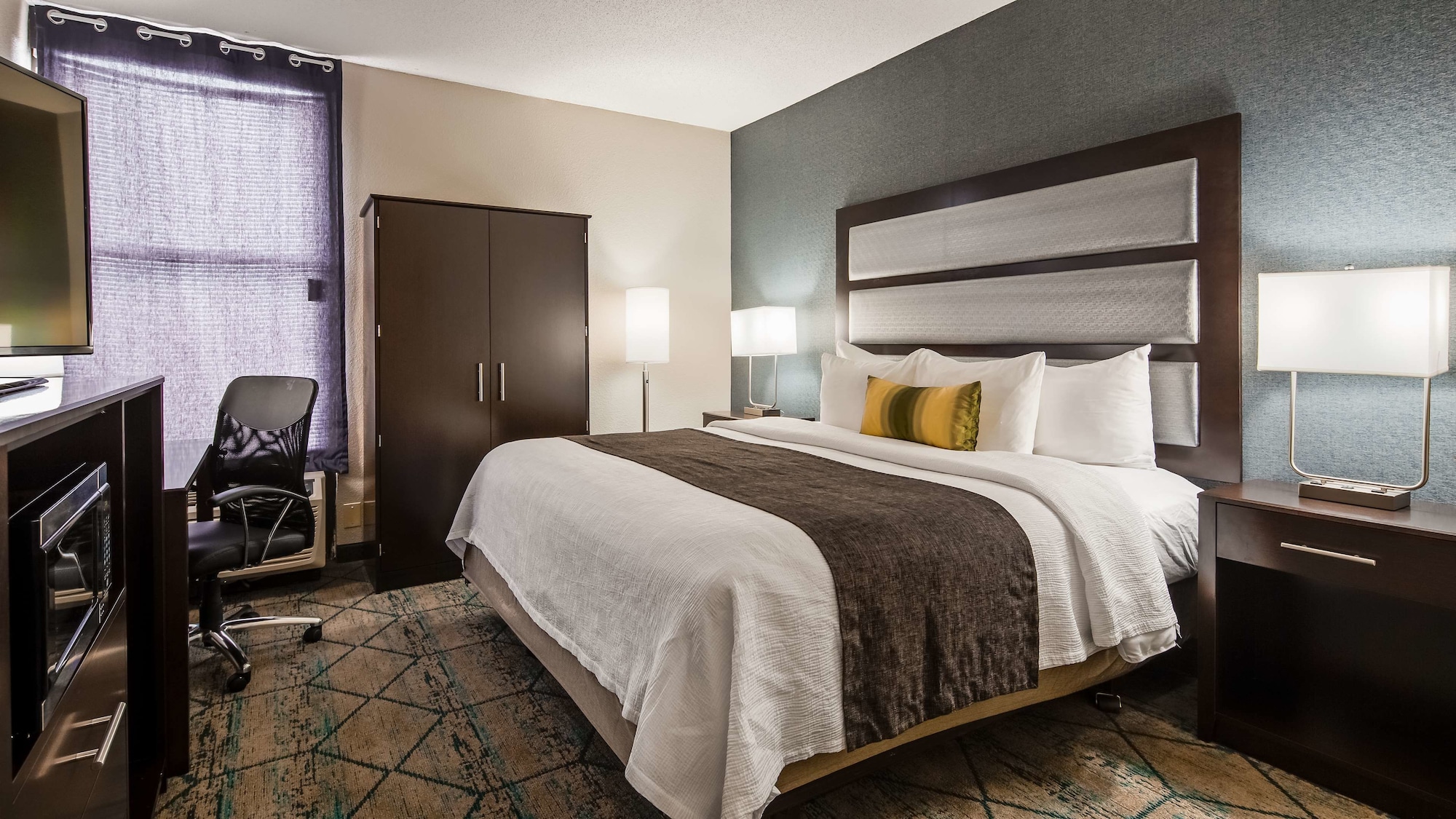 غرفة قياسية بسرير كينج، Best Western Plus Indianapolis NW Hotel 6/10