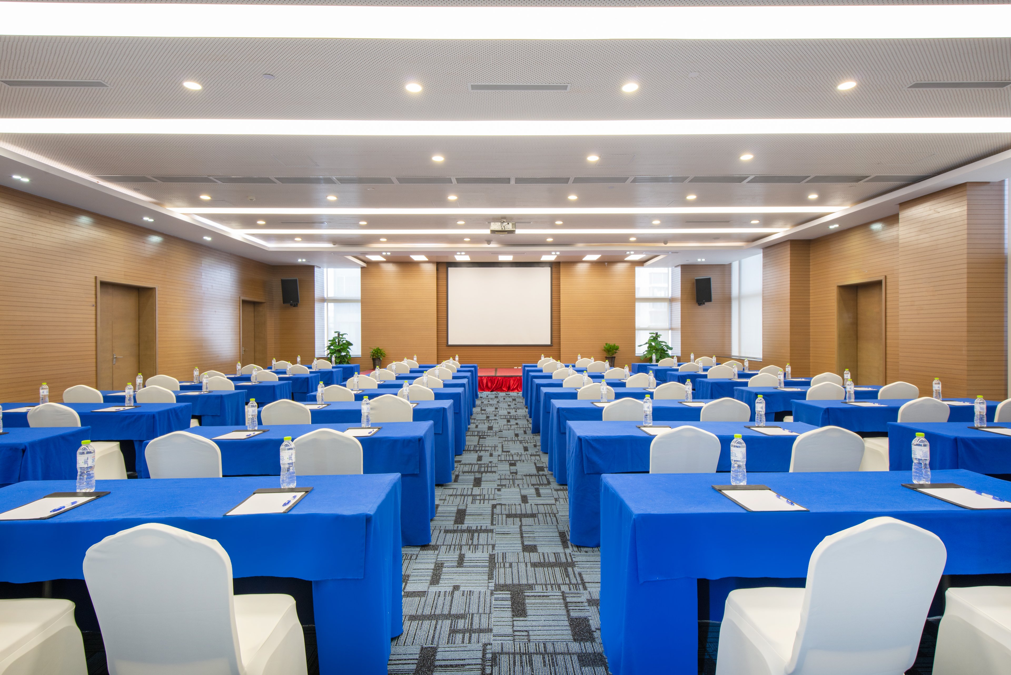 HOLIDAY INN EXPRESS CHENGDU WEST GATE 33/43