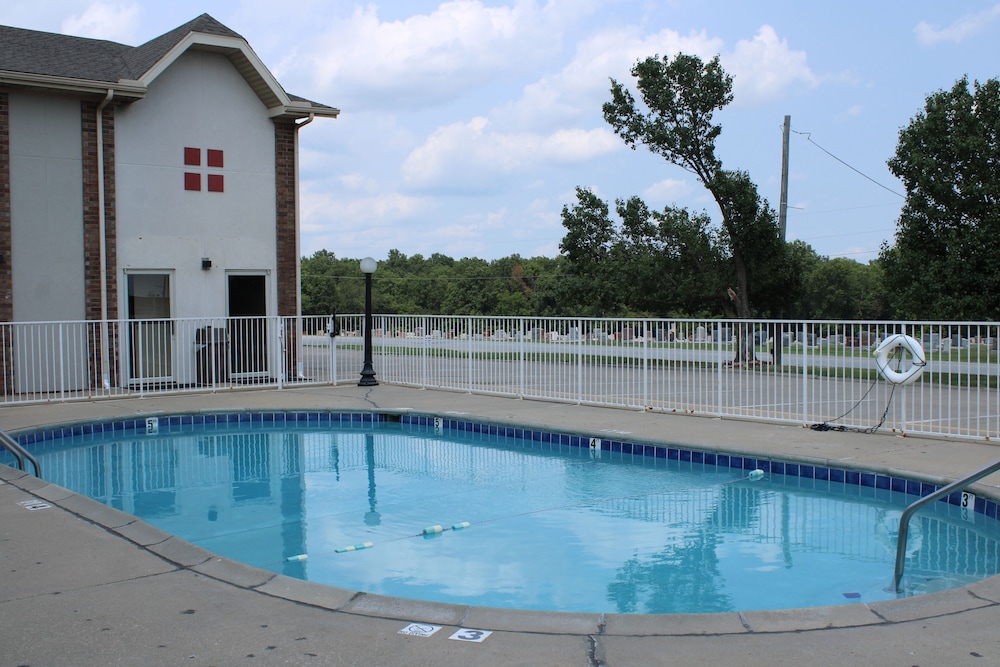 Super 8 by Wyndham Lamar 28/46