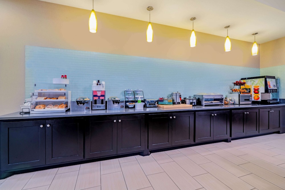 La Quinta Inn & Suites by Wyndham DFW Airport West - Bedford 33/41
