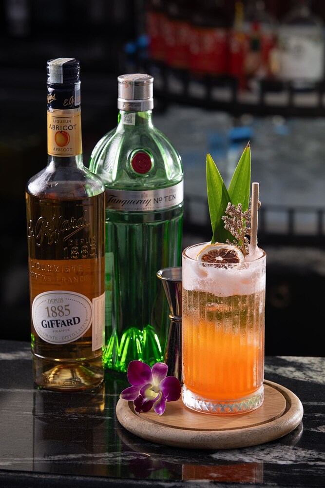 Le Premier Hotel & Rooftop Bar 19/50