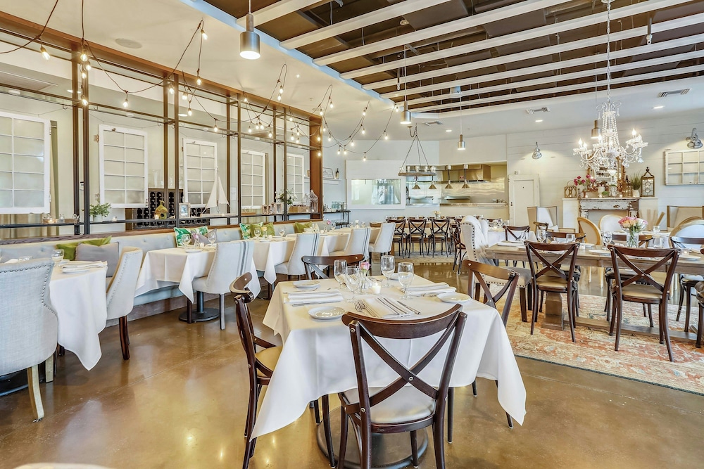 Autograph Collection Waterline Marina Resort & Beach Club 33/50