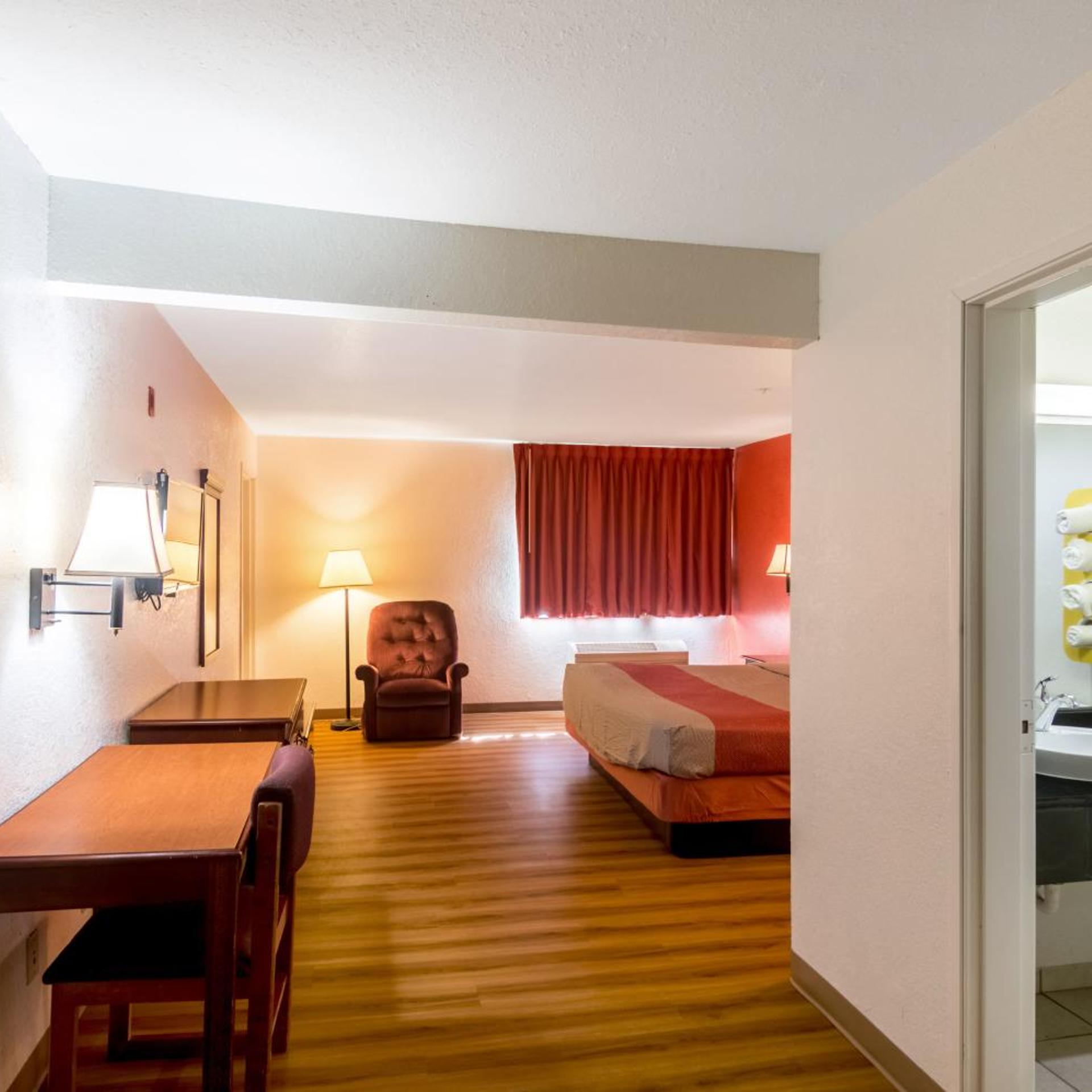 ROOM, KING BED, ACCESSIBLE