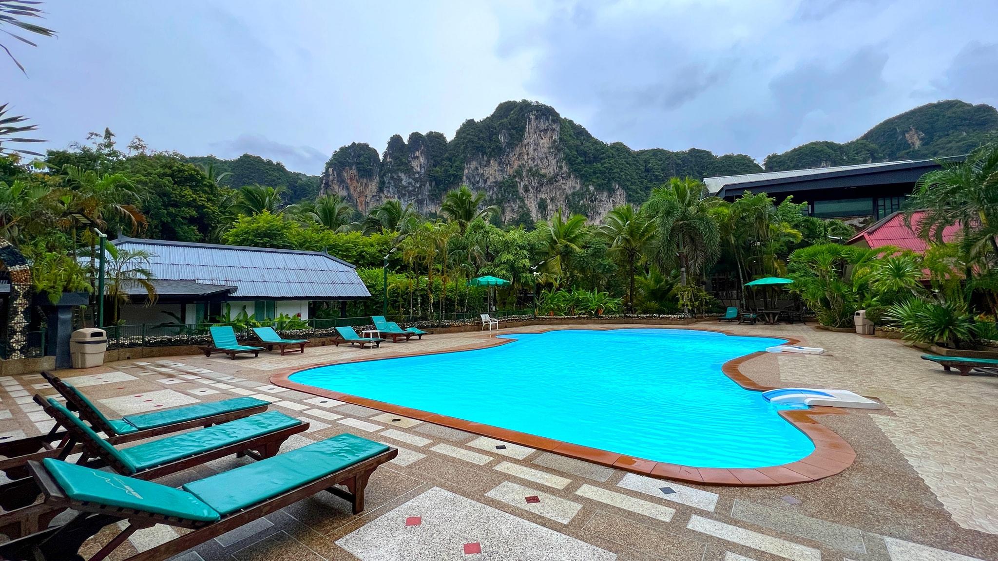 Deluxe, Pool Access
