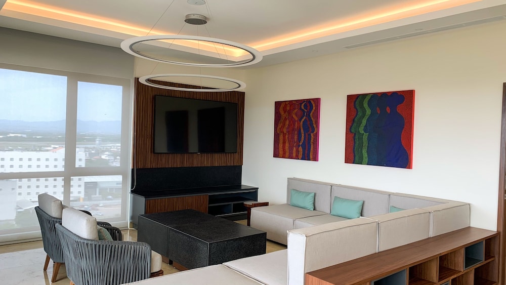 Holiday Inn and Suites Puerto Vallarta Marina and Golf 53/78