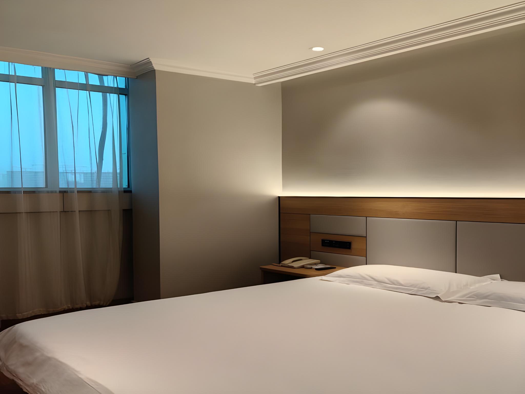 BUSINESS, QUEEN BED