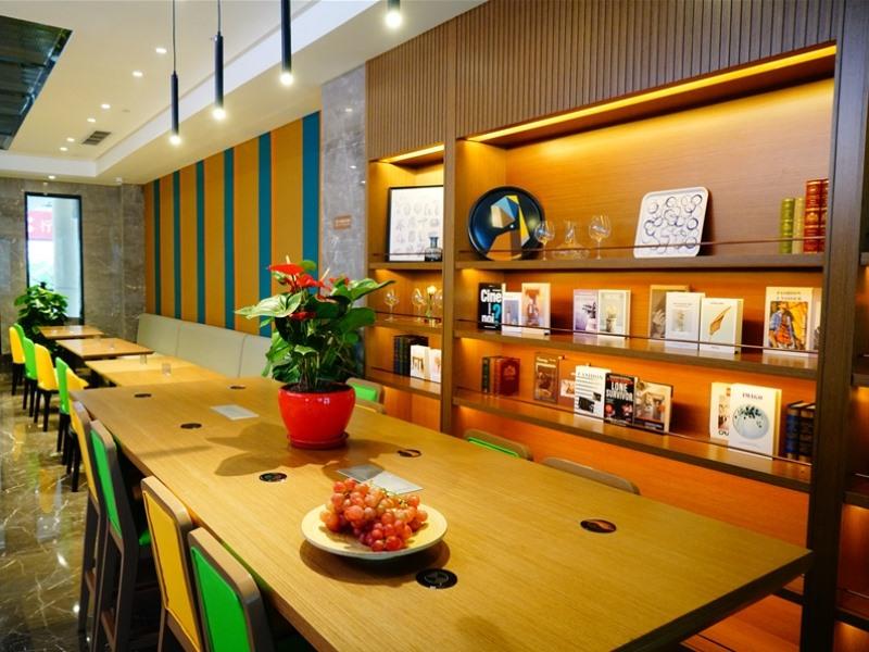 GreenTree Eastern Chongqing Jiefangbei Children's Hospital Hotel 55/65