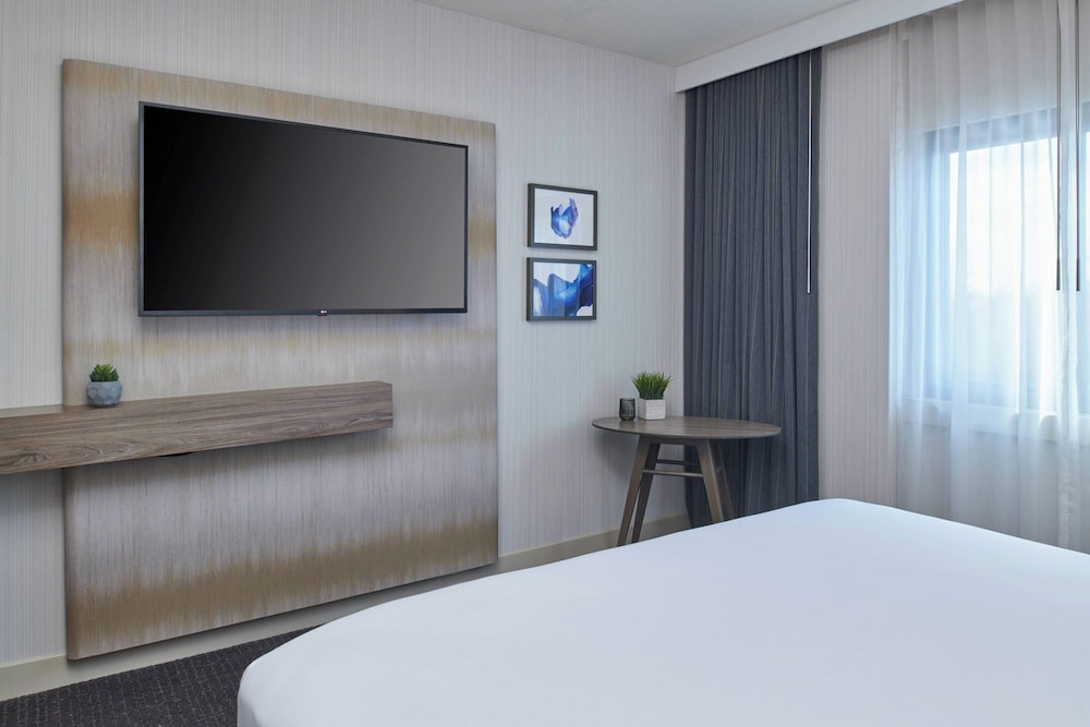 جناح تنفيذي بسرير كينج مع أريكة، Delta Hotels by Marriott Detroit Novi 2/4