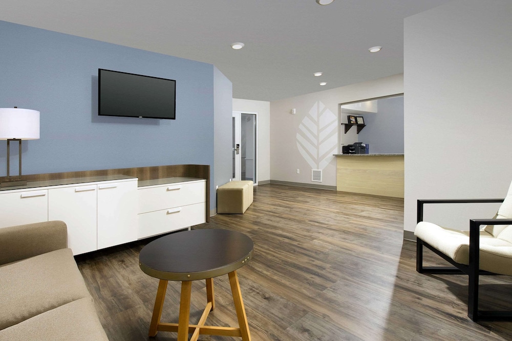 WoodSpring Suites Chicago Darien 20/29