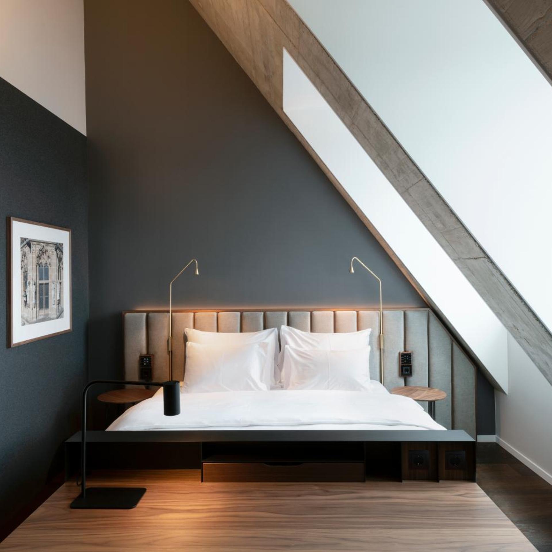 Legend Hotel 8/50