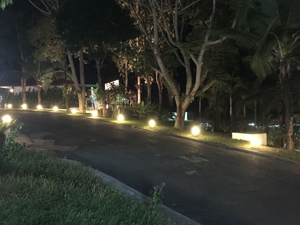 PECHMANEEKAN BEACH RESORT 64/71