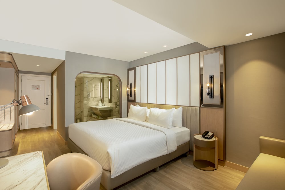 Grand, Hollywood, Deluxe, King Bed, Swiss-Belhotel Solo 6/9