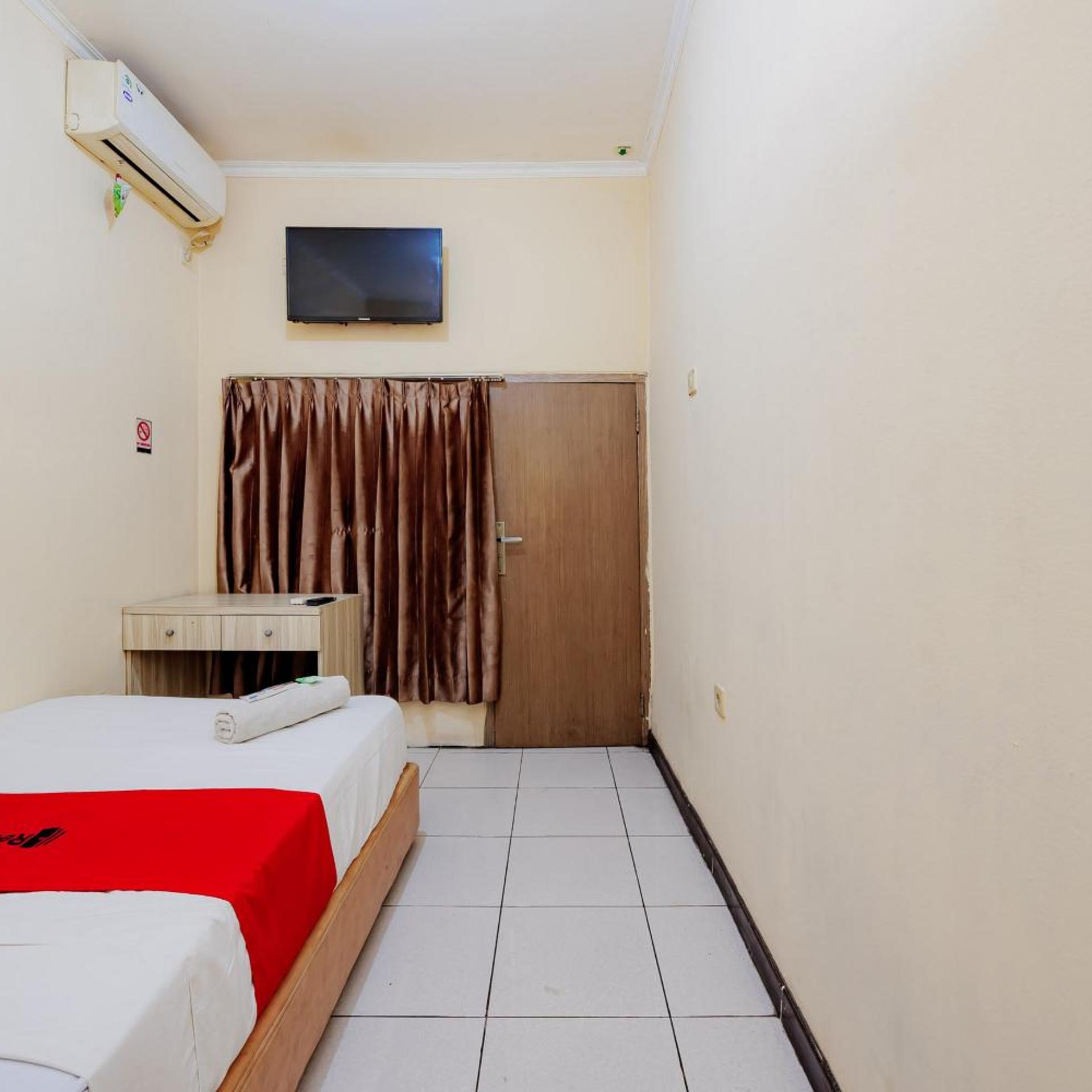 RedDoorz near Istana Plaza 2 15/50
