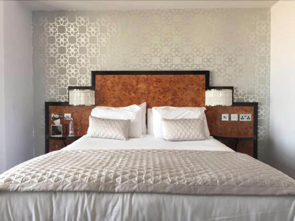 Pier Hotel 13/50