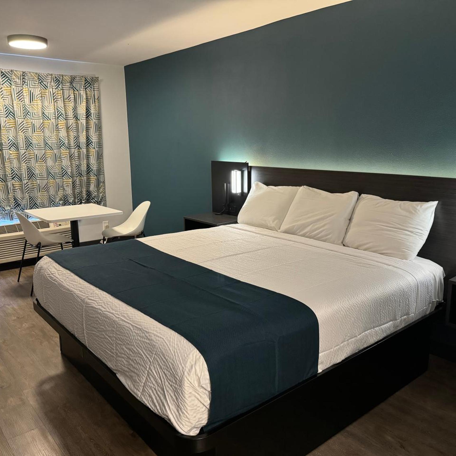 1 King Bed - Mobil Access Tub Nsmk Micfridg