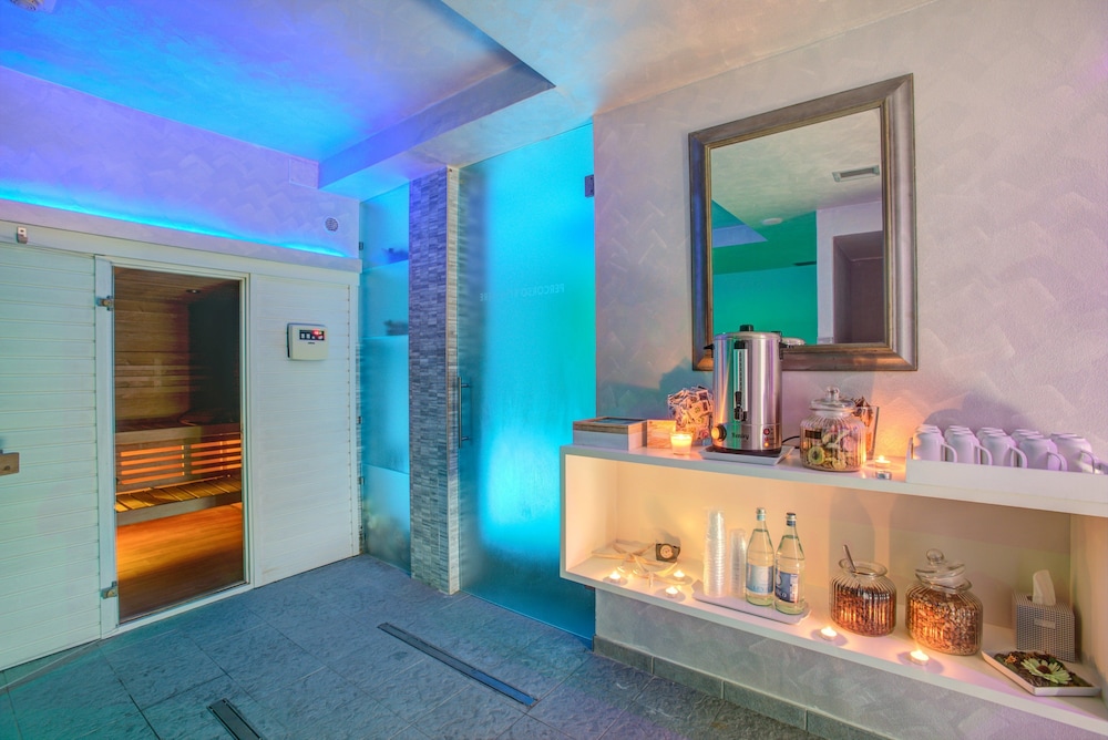 Ferretti Beach Hotel 10/65