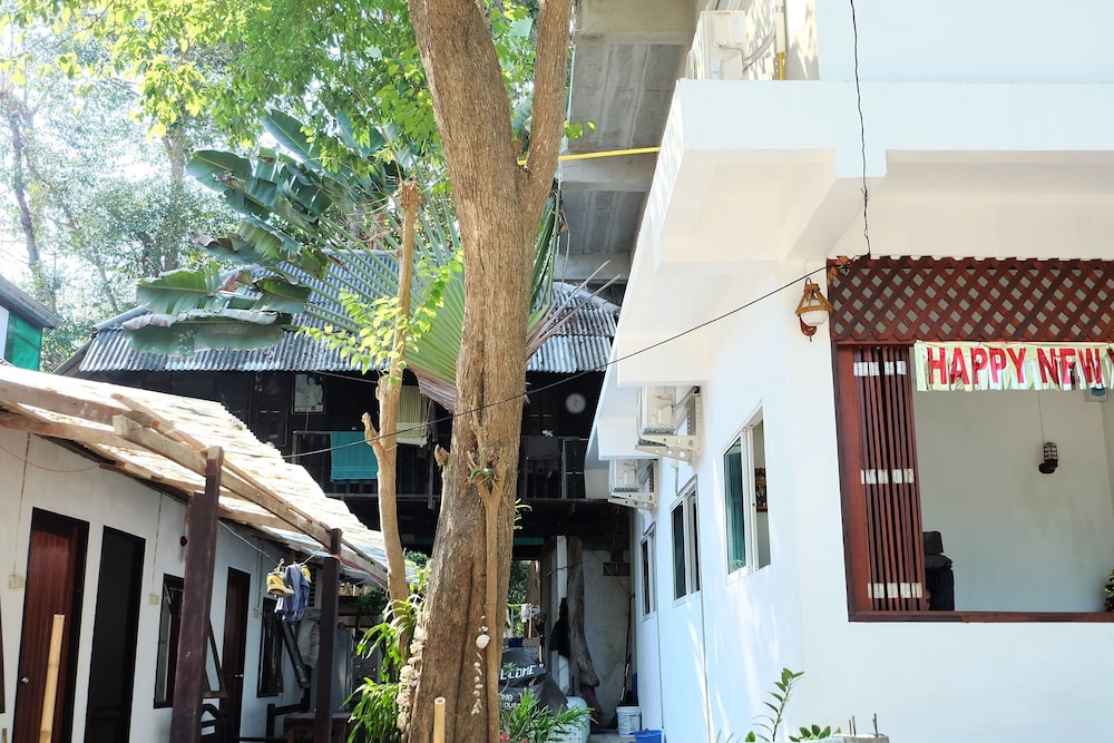 Miss Hong House 6/50