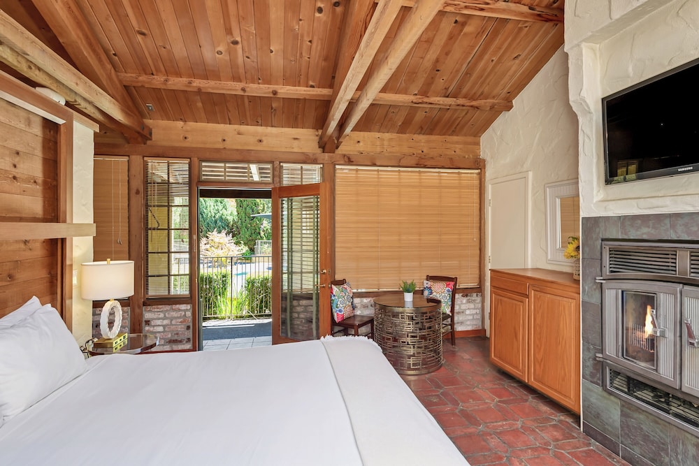 ROOM, KING BED, POOL SIDE