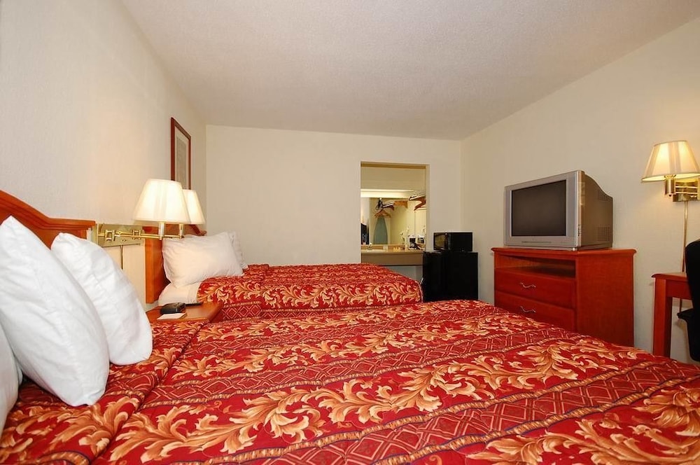 Days Inn By Wyndham Ku Lawrence 12/29