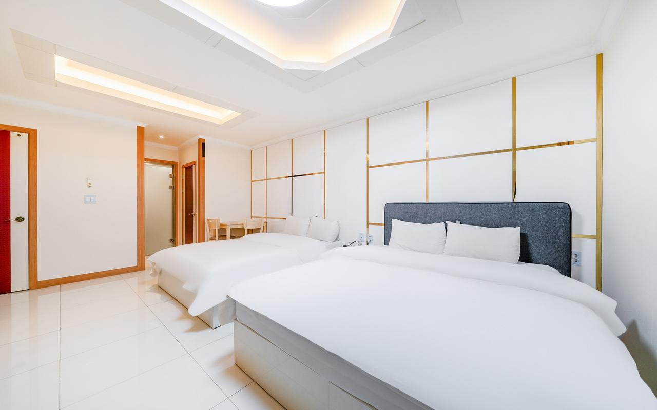 Grand, Sweet, Twin Beds