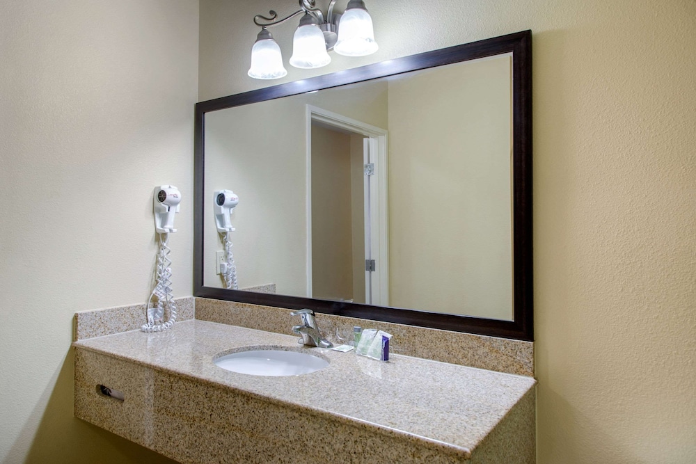 Sleep Inn & Suites Bakersfield North 15/46