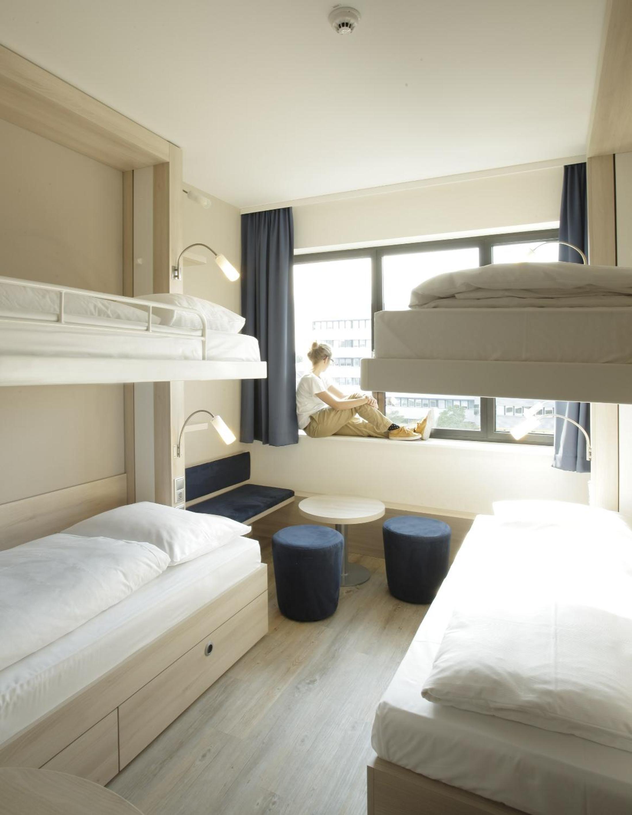 Room, Quadruple 6/10