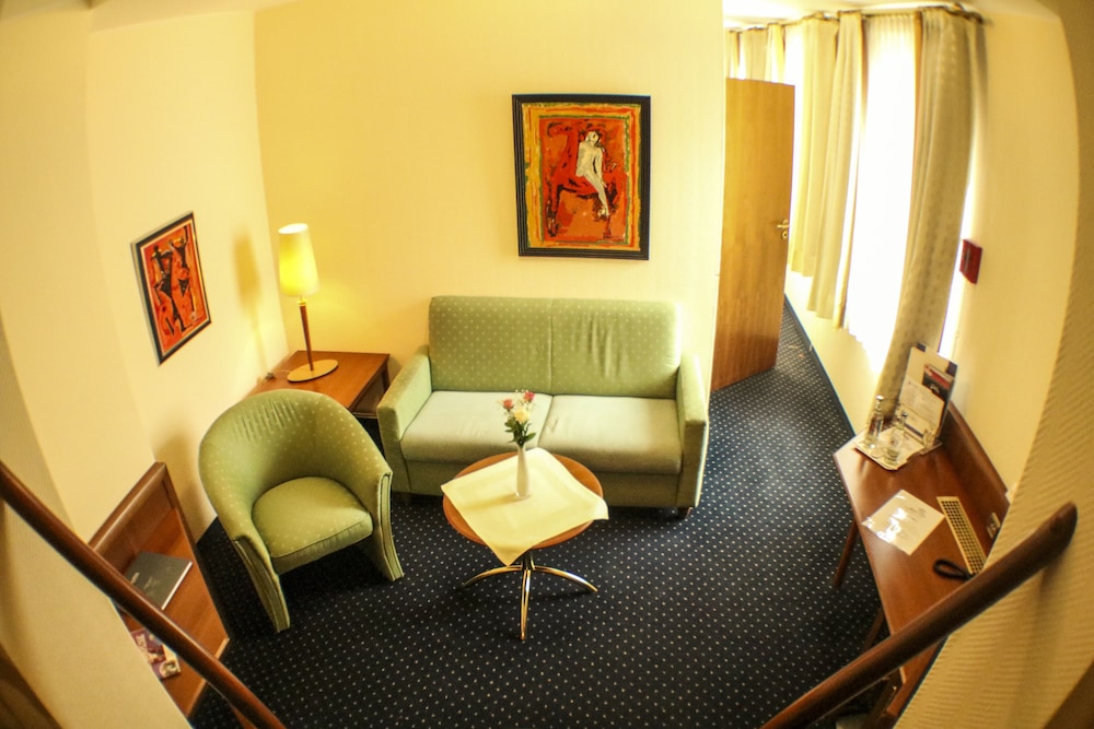 Victoria Hotel 28/50