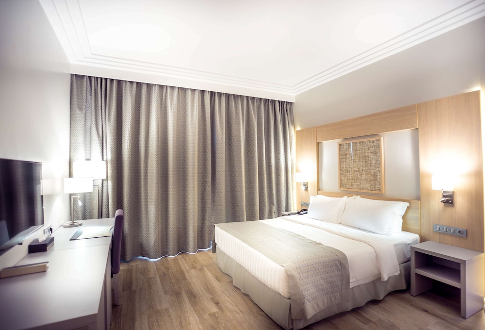 Golden Tulip Le Diplomate Cotonou 7/72