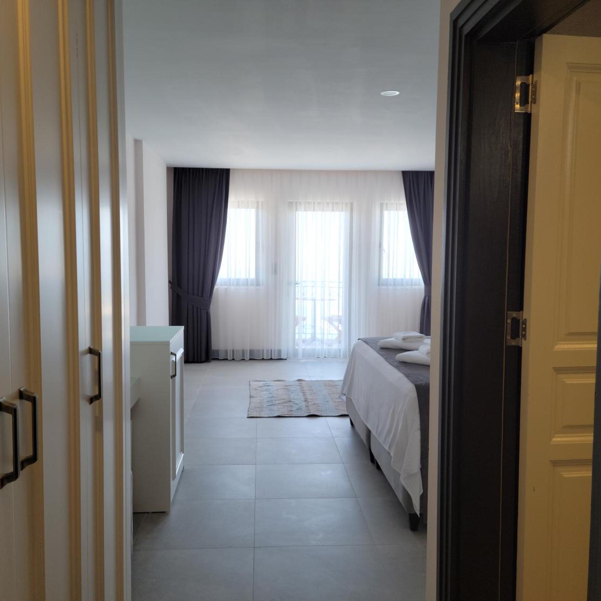 غرفة بسرير كينج بإطلالة على البحر، Mediteran Hotel 9/10