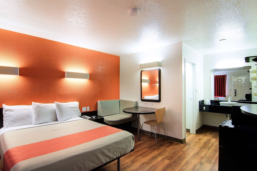 DELUXE, DOUBLE BED, ACCESSIBLE