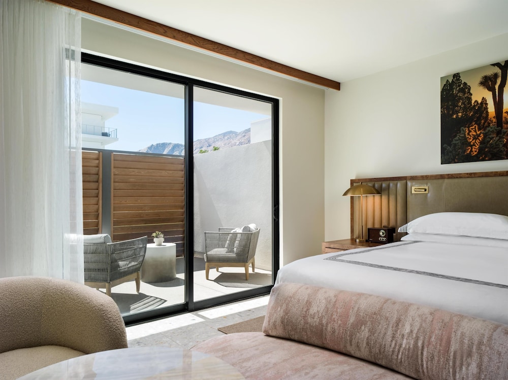 Courtyard, King Bed