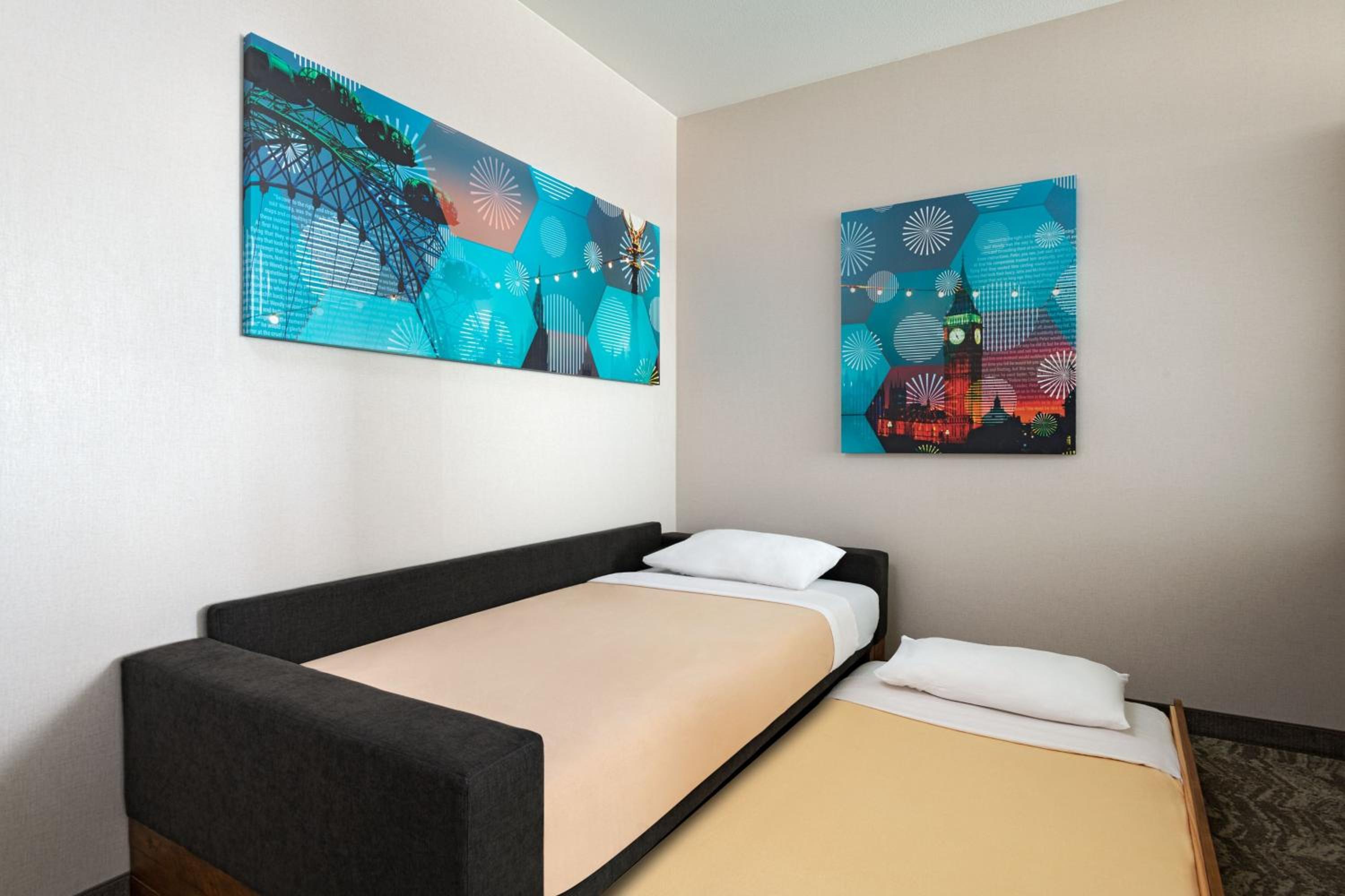 Suite, 2 Queen Beds, Fireworks View, Sofa, Accessible