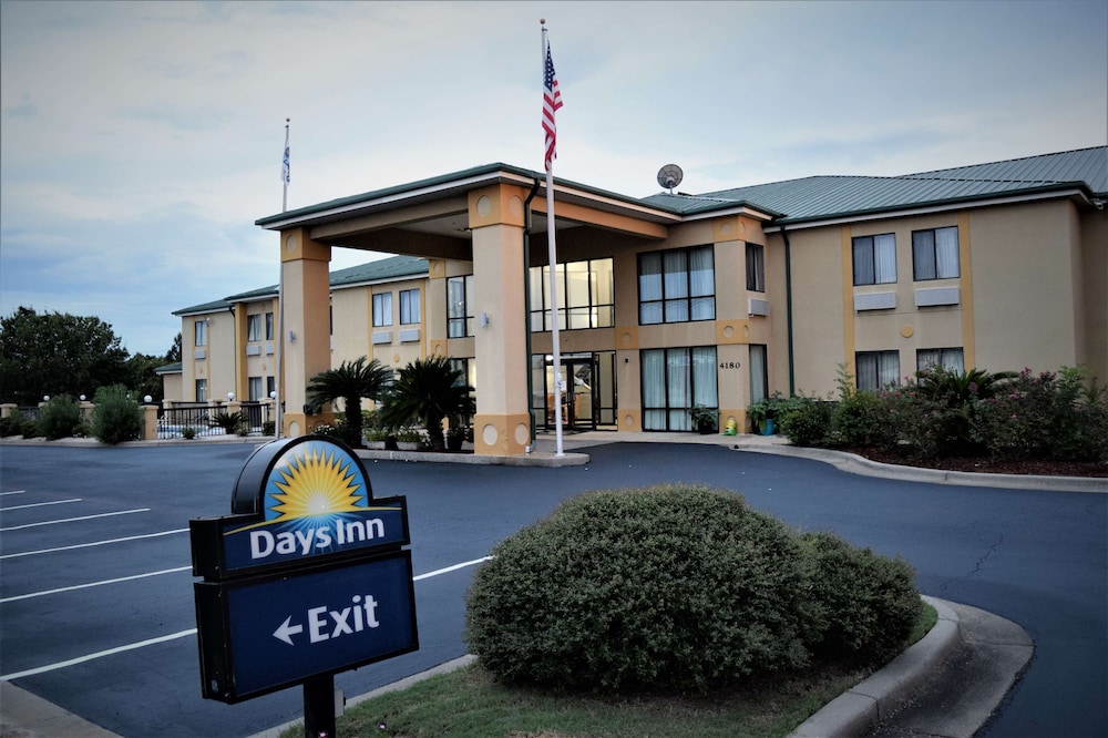Days Inn by Wyndham Montgomery 4/29